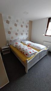 Postel nebo postele na pokoji v ubytování Hotel & Restaurant - Zum Schleicher Kuckuck