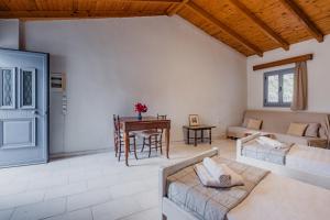 a living room with a couch and a table at Nona's House in Romanu