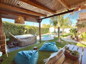Bazén v ubytování Antonakisvilla - Luxury Pool, jacuzzi & SeaView Retreat nebo v jeho okolí