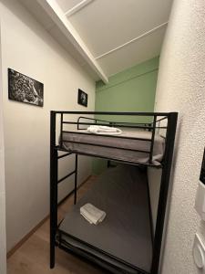Una habitación pequeña con una litera en una pared. en La Mezza de Gruissan, en Gruissan 11 fotos más