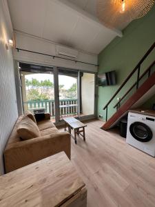 una sala de estar con un sofá y una mesa en La Mezza de Gruissan, en Gruissan