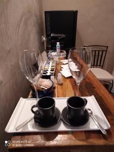 une table avec deux tasses et deux verres à vin dans l'établissement Al Console Depandance con jacuzzi per coppia, à Monopoli 50 autres photos