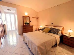 Un dormitorio con una cama, una cómoda y un espejo. en Kalimera Apartments, en Kokkari