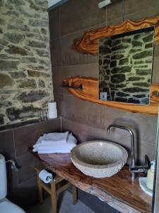 bagno con lavandino e parete in pietra di Hotel Rural La Casa Encanto a Espinosa de los Monteros Altre 48 foto
