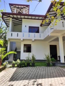 ヒッカドゥワにあるDream Home Holiday Stayの白い家