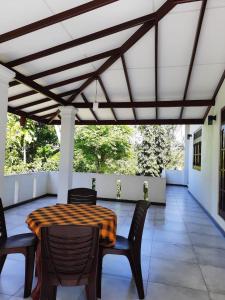 ヒッカドゥワにあるDream Home Holiday Stayのパティオ(テーブル、椅子付)