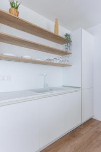 Η κουζίνα ή μικρή κουζίνα στο Lokahi Villa