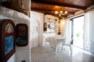 a kitchen and dining room with a table and chairs at Villa a picco sul mare - Cala Creta in Lampedusa