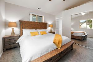 Giường trong phòng chung tại Rustic Cabin Mountain Escape by MariamsBnb