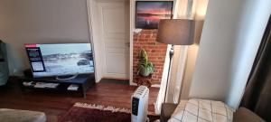 โทรทัศน์และ/หรือระบบความบันเทิงของ Apartement in Drammen close to the main city