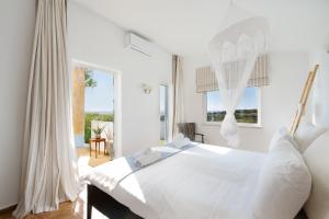AlagoasにあるCama da Vaca 3の大きなベッドと窓のある白い寝室 +69枚の写真
