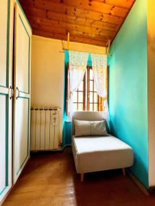 a room with a couch in a room with a window at Perla Azzurra - Forte dei Marmi - Cinque Terre in Montignoso +22 photos