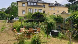 a garden in front of a large house at FW-Talblick in Annaberg-Buchholz