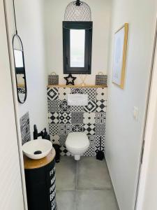 Koupelna v ubytování Jolie maison neuve avec SPA et vélos inclus, proche la Cotinière et 5 min des plages