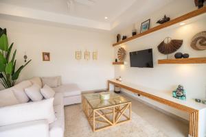 Close to beach - Gated community - Villa Salomにあるテレビまたはエンターテインメントセンター