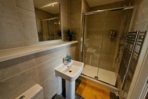 Un baño con lavabo, ducha e inodoro. en Sidemersey Livings - 2 Bedroom Central Apartment with views, en Liverpool 25 fotos más