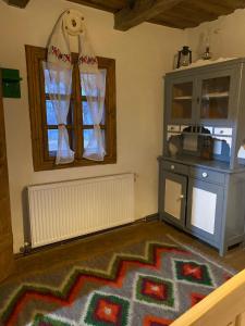 a living room with a rug and a window at Poiana Creasta Cocoșului-Casa Mac in Breb