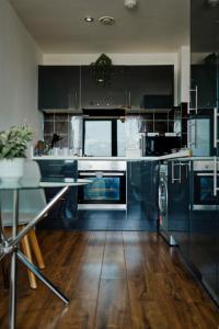 Køkken eller tekøkken på Sidemersey Livings - 2 Bedroom Central Apartment with views