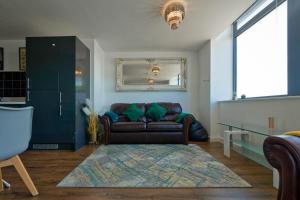 una sala de estar con un sofá y una alfombra en Sidemersey Livings - 2 Bedroom Central Apartment with views, en Liverpool