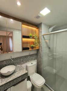 łazienka z toaletą, umywalką i prysznicem w obiekcie Rio Park Avenue, Studio 15 - by TRH Home Stay w mieście Recife +14 zdjęć