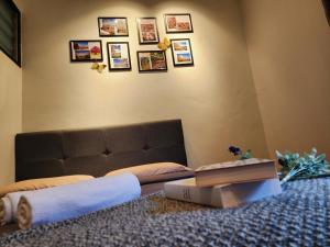 1 dormitorio con 1 cama y un libro en el suelo en IPOH Taman Pelangi Double Storey Homestay, en Ipoh