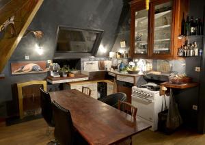eine Küche mit Tisch und Herd Oberer Backofen in der Unterkunft Le Loft de l'artiste in Nantes