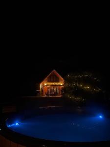 Bazén v ubytovaní Dom z jacuzzi nad jeziorem Orzysz-Mazury alebo v jeho blízkosti