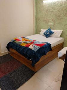 Postel nebo postele na pokoji v ubytování Shree om sai lodging