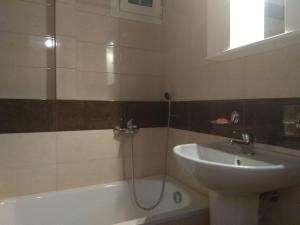 un bagno con lavandino e vasca accanto a un lavandino di 3 Bedroom House, 200m from Trikorfo Beach a Yerakiní Altre 43 foto