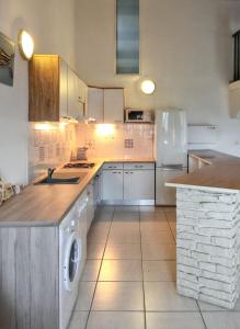 Η κουζίνα ή μικρή κουζίνα στο Maison charmante à Agde avec jardin et aire de jeux.