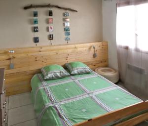 Ένα ή περισσότερα κρεβάτια σε δωμάτιο στο Maison charmante à Agde avec jardin et aire de jeux.