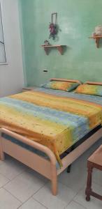 1 dormitorio con 1 cama con edredón amarillo y azul en Charming House in Santa Maria del Focallo with Enclosed Garden, en Santa Maria del Focallo 13 fotos más