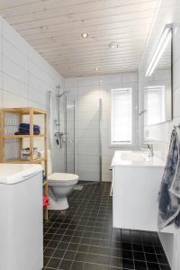 ein Badezimmer mit Badewanne, Toilette und Waschbecken in der Unterkunft Stor leilighet på Bualie, Golsfjellet in Gol + 21 Fotos
