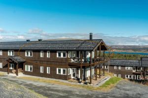 eine Luftansicht auf ein Gebäude mit Balkon in der Unterkunft Stor leilighet på Bualie, Golsfjellet in Gol