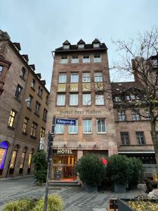 a building on a city street with a hotel at Hotel Drei Raben in Nuremberg