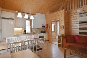 Η κουζίνα ή μικρή κουζίνα στο Holiday Cabin Aurora River inc Wilderness Sauna