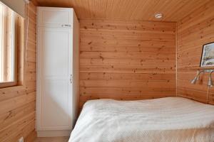 Ένα ή περισσότερα κρεβάτια σε δωμάτιο στο Holiday Cabin Aurora River inc Wilderness Sauna +33 φωτογραφίες
