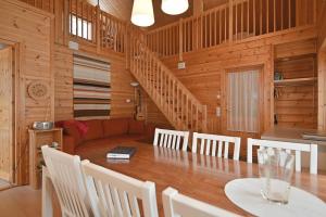 Χώρος καθιστικού στο Holiday Cabin Aurora River inc Wilderness Sauna