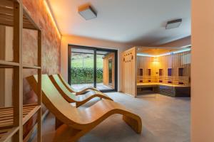 una panca in legno in una stanza con doccia di Novy Szczyrk Centrum - Aparthotel z sauną - Dream Apart a Szczyrk