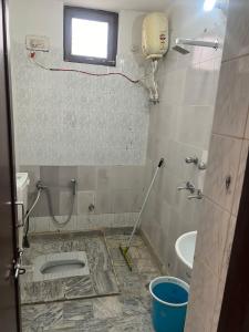 - une salle de bains rénovée avec lavabo et toilettes dans l'établissement White House shikargarah Jodhpur, à Jodhpur