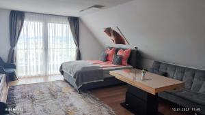 a bedroom with a bed and a desk and a window at Schicke Ferien Wohnung mit tollem Ausblick in Schwarzwald. in Villingen-Schwenningen +23 photos