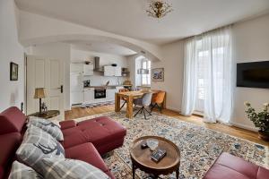 a living room with a couch and a table at Villa Donata - Luxuriöses & großzügiges Apartment im Herzen von Kaltern, mit Innenhof, kostenlosem Parkplatz direkt am Haus in Caldaro