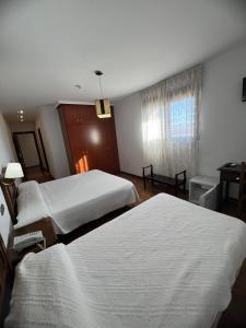 Łóżko lub łóżka w pokoju w obiekcie Hotel Restaurante Dama de Baza