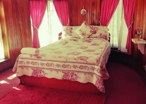 Postel nebo postele na pokoji v ubytování Heavenly Home Inn