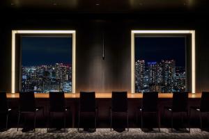東京にあるザ ロイヤルパークホテル アイコニック 東京汐留の- 市街の夜景を望むダイニングルーム