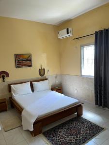 サン・ルイにあるChez salyのベッドと窓のある寝室