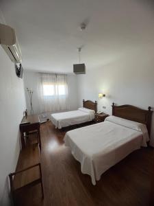 Łóżko lub łóżka w pokoju w obiekcie Hotel Restaurante Dama de Baza