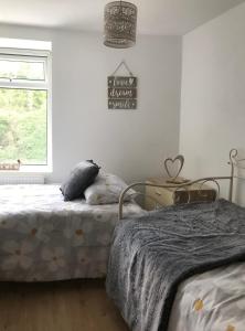 Voodi või voodid majutusasutuse Valley View Cottage with stunning balcony views! toas +115 fotot