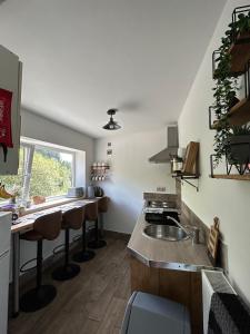 Köök või kööginurk majutusasutuses Valley View Cottage with stunning balcony views!