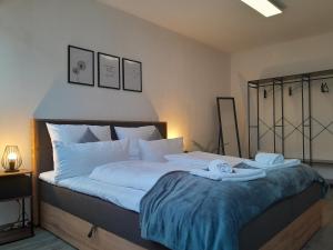 アイゼナハにあるWohlfühlapartment - 3 Schlafzimmer - Dachterrasse - kostenlos parkenのタオルが敷かれた大きなベッドのある寝室